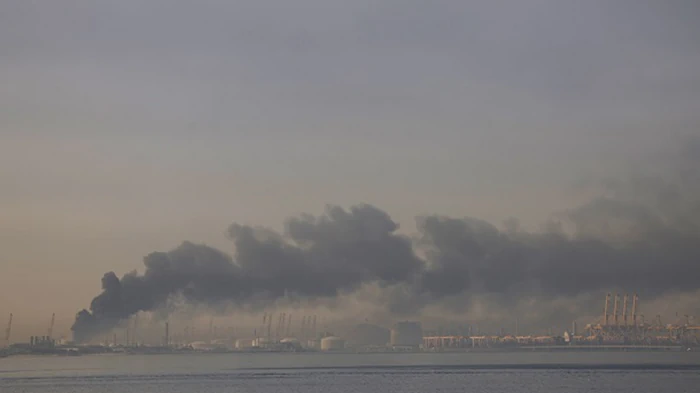 Иран ударил по судну в Дубае: есть риск разлива нефти