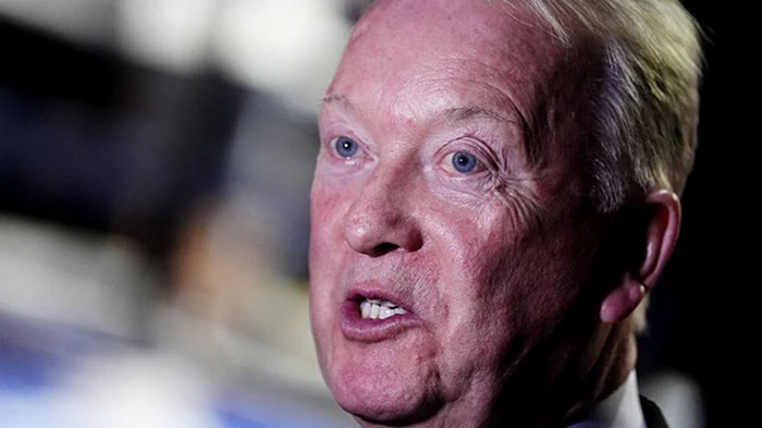 Уоррен грозит Усику судом, призывая его согласиться на бой с Кабайелом