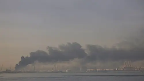 Иран ударил по судну в Дубае: есть риск разлива нефти