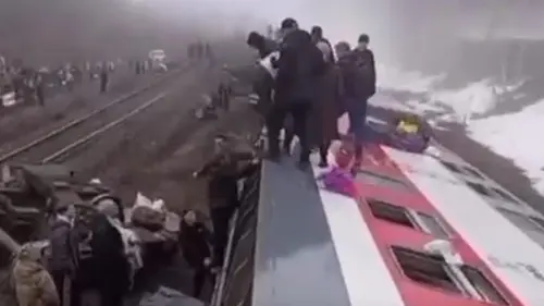 В России перевернулся пассажирский поезд