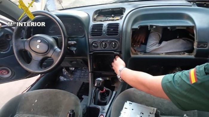 В Испании в бардачке автомобиля обнаружили пассажира-нелегала