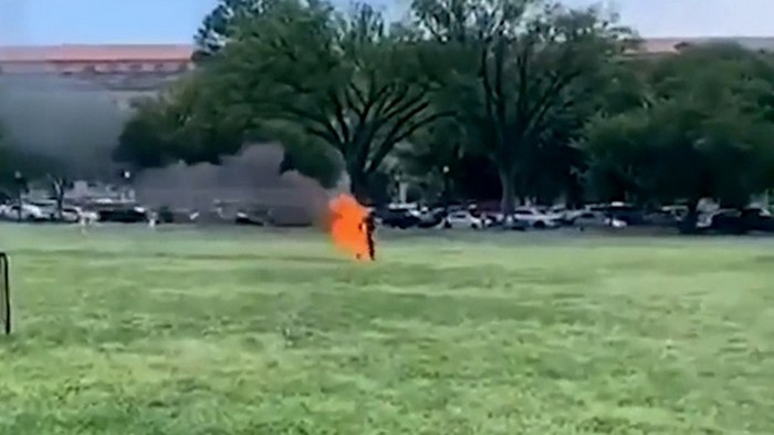 Перед Белым домом в США мужчина поджег себя