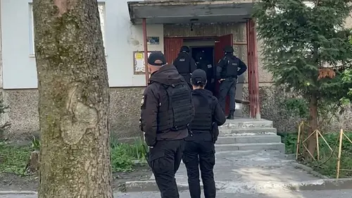 Во Львове мужчина стрелял в многоэтажке