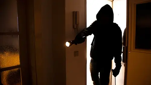 Воры оставляют эти метки, когда планируют ограбление: как понять, что за квартирой следят