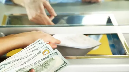 Сколько будут стоить 100 долларов в Украине: прогноз банкира до 17 мая