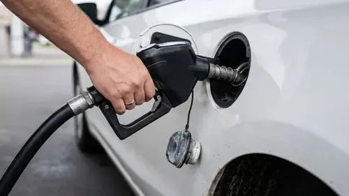НБУ объяснил, почему цены на АЗС не упали несмотря на удешевление нефт...