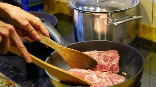 Выбросьте это из кухни: онколог назвал бытовые вещи, которые повышают риск рака