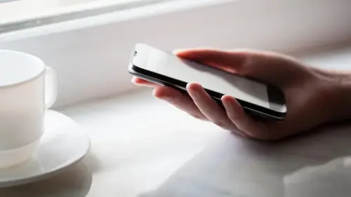 Почему смартфон издает странные звуки при встряхивании: это не поломка...