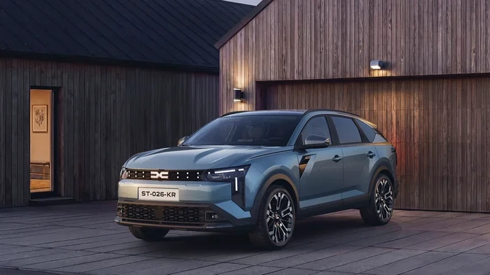 Большой багажник и заводское ГБО: Renault показала недорогой аналог Skoda Octavia (видео)