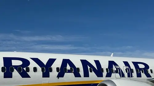 Пассажира затянуло в разбитое окно самолёта Ryanair