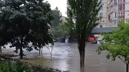 Плывут авто и мусорные баки. Часть Одессы затопило во время сильного л...