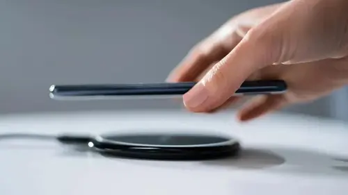 Мужчина целый год заряжал смартфон беспроводной зарядкой: что стало с ...