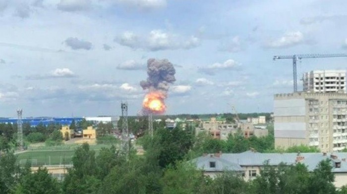 На оборонном заводе в РФ произошли мощные взрывы (видео)