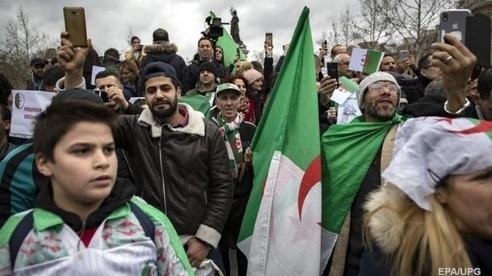 В Алжире перенесли выборы президента из-за отсутствия кандидатов