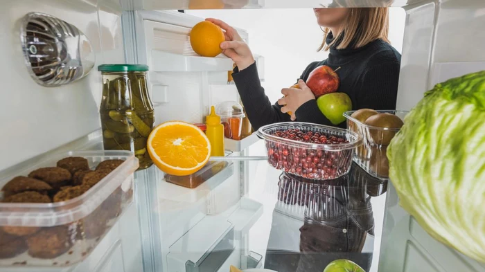 7 продуктов, которые не стоит хранить на дверце холодильника