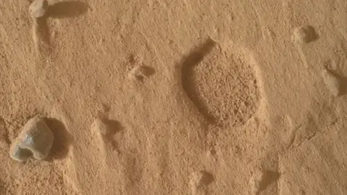 Марсоход Curiosity обнаружил на Марсе странные «отпечатки ног»: неужели инопланетяне