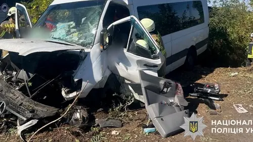Под Одессой микроавтобус врезался в отбойник: есть погибшая
