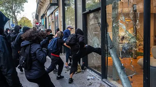 В Париже запретили протесты возле дворца президента и Елисейских полей