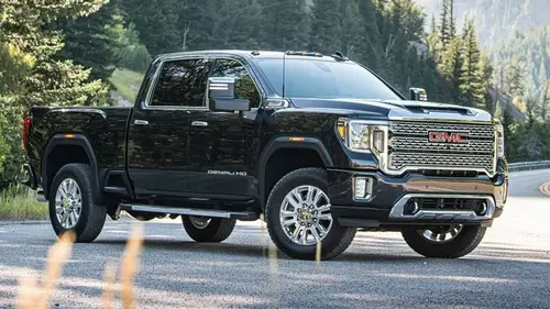Владельцев GMC Sierra предупредили о проблеме: детали решетки радиатора отлетают на ходу