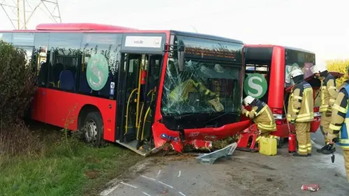 В Германии автобус раскололся пополам после ДТП: есть пострадавшие