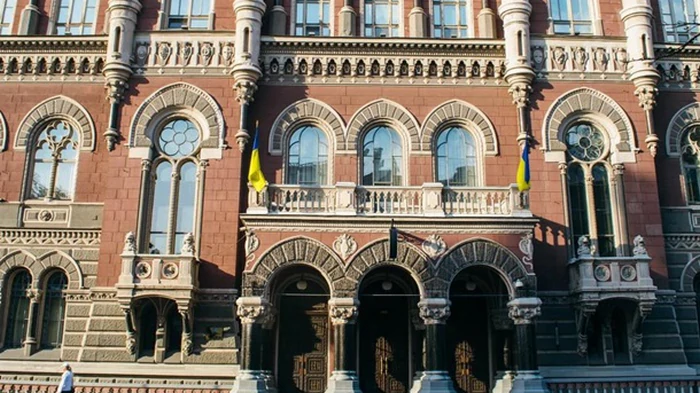 НБУ сократил продаж долларов на фоне падения гривны