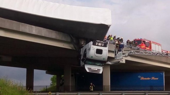 В Венгрии фура попала в ДТП на мосту и повисла в воздухе (фото)