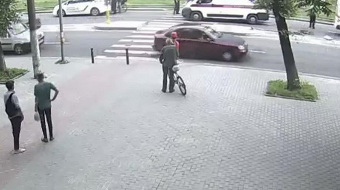 Появилось видео наезда скорой помощи на велосипедистку