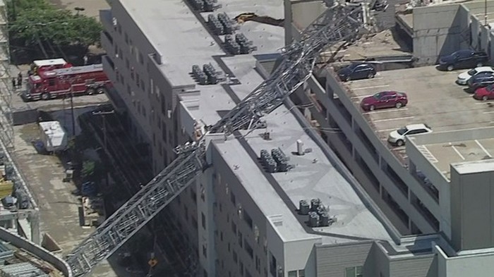 В США на пятиэтажный дом упал кран (фото)