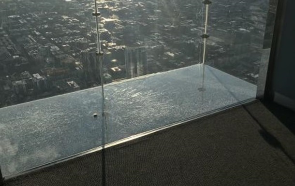 В США треснул стеклянный пол на высоте 442 метра (видео)