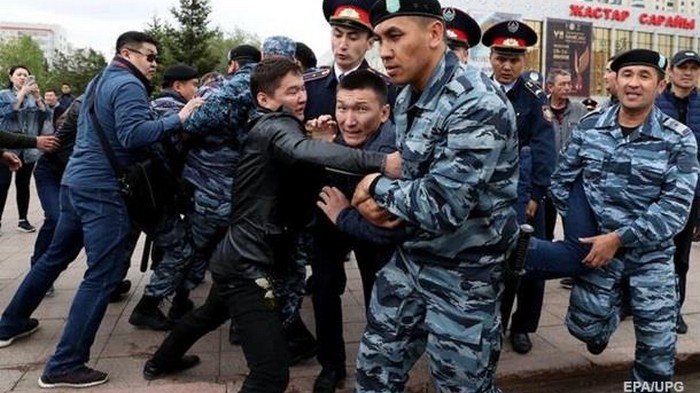 В Алма-Ате начались протесты: есть задержанные