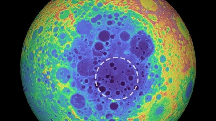 Под лунным кратером обнаружено неизвестное вещество