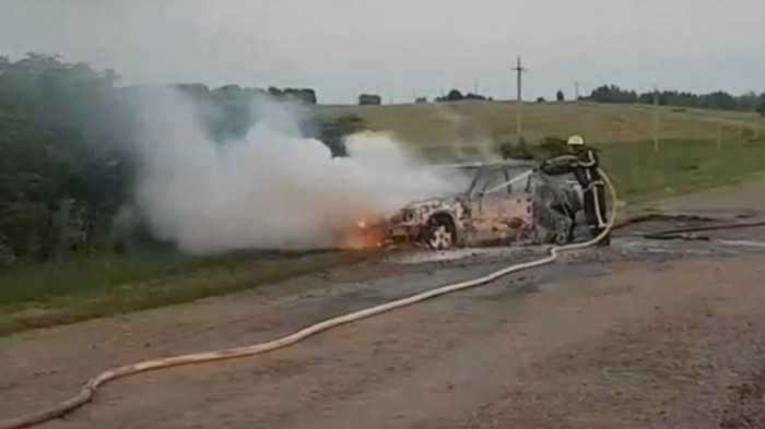 В Сумской области загорелось на ходу авто с пассажирами (видео)