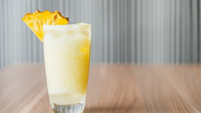 Для летней вечеринки: рецепт освежающего коктейля из ананаса, мяты и имбиря