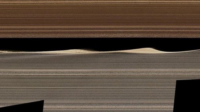 Кольца Сатурна показали изнутри на зрелищном фото