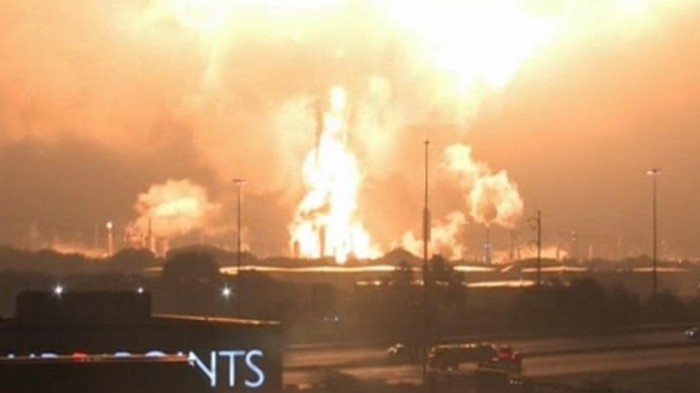 На нефтеперерабатывающем заводе в США произошел взрыв и пожар