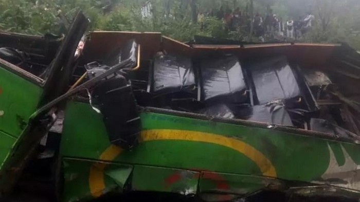 В Индии автобус рухнул в ущелье: 43 жертвы (фото)