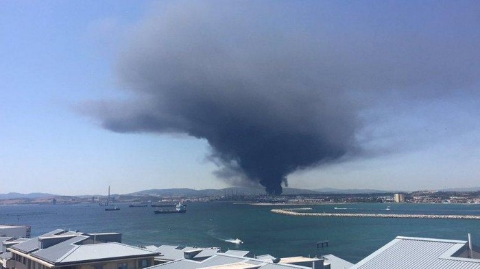 В Испании из-за взрыва вспыхнул пожар на нефтехимическом заводе — видео