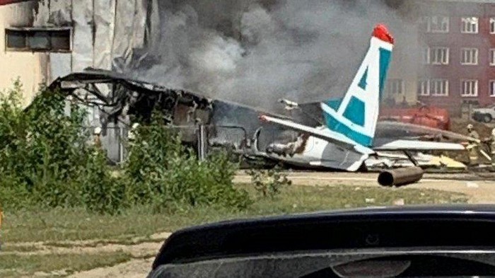 В России пассажирский самолет экстренно сел с отказавшим двигателем: двое погибших, семь раненых (видео)