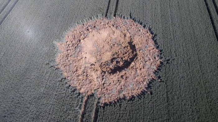В Германии на сельском поле обнаружили загадочный кратер