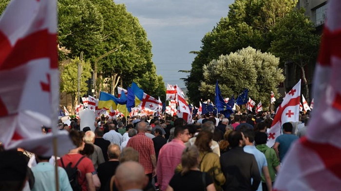 Жена Саакашвили возглавила протестный марш в Тбилиси
