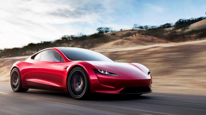 Илон Маск заявил, что Tesla Roadster будет медленнее, чем предполагалось ранее
