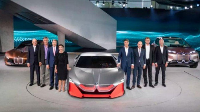 Топ-менеджер BMW шокировал публику на презентации нового электрокара