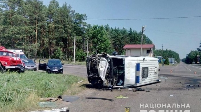 На Волыни столкнулись скорая и грузовик, погиб пациент