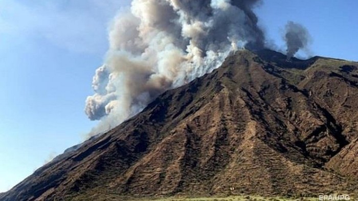 В Италии при извержении вулкана погиб турист (видео)