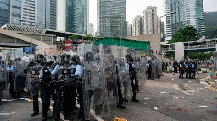 Протесты в Гонконге: штурм админзданий и красный уровень тревоги