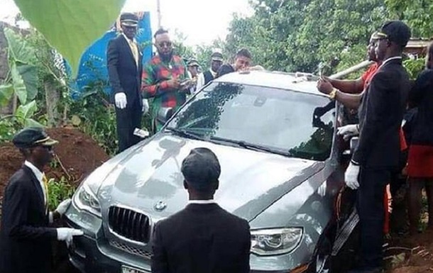 В Африке сын похоронил отца в роскошном BMW, который не успел подарить