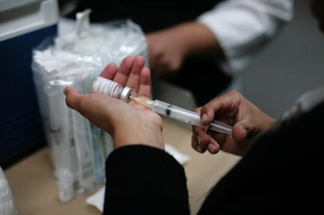 Россиянам придется сделать прививки перед поездкой в Европу