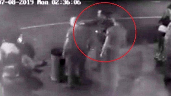 Убийство охранником посетителя ночного клуба в Одессе попало на видео
