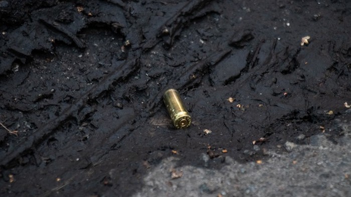 В Киеве мужчина открыл стрельбу из пистолета по троим парням (видео)