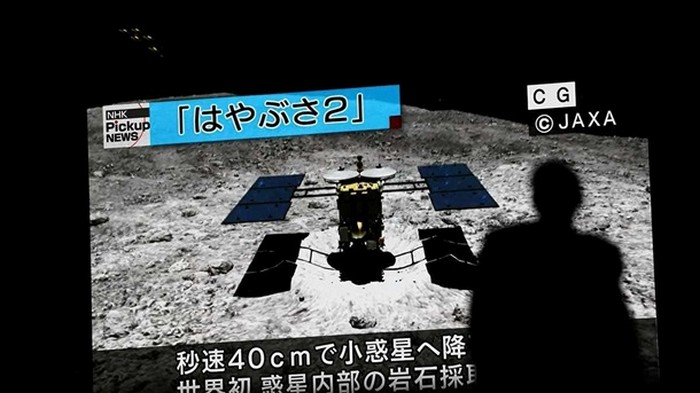 Зонд Hayabusa 2 передал первые снимки с астероида (фото)